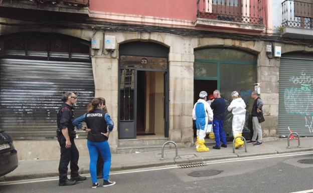 La joven quemada en la lonja de Atxuri fue golpeada en la cabeza antes del incendio