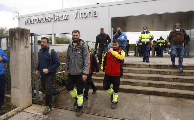 UGT y CC OO insisten en las huelgas en Mercedes y rechazan la flexibilidad que pide la empresa