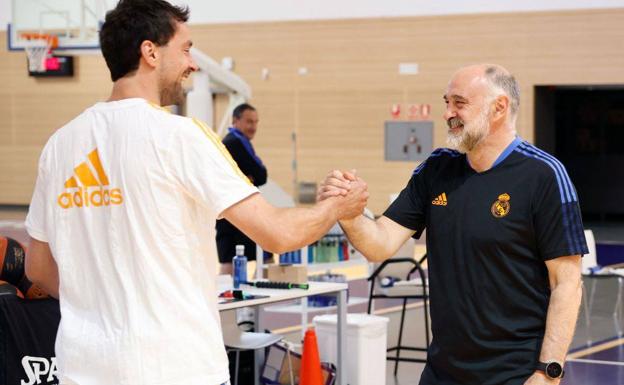 Pablo Laso visita a la plantilla del Madrid