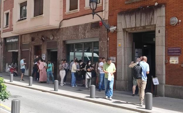 Récord de pasaportes y DNI en la jefatura de Bilbao, la más concurrida de España