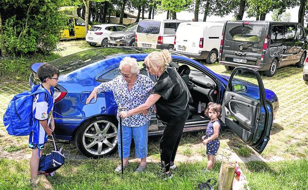 La playa de Landa acusa la falta de aparcamiento en otra jornada calurosa