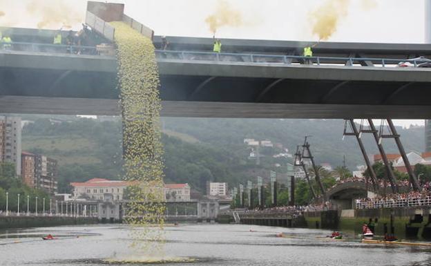 20.000 biopatos inundan la ría en el décimo aniversario de la estropatada