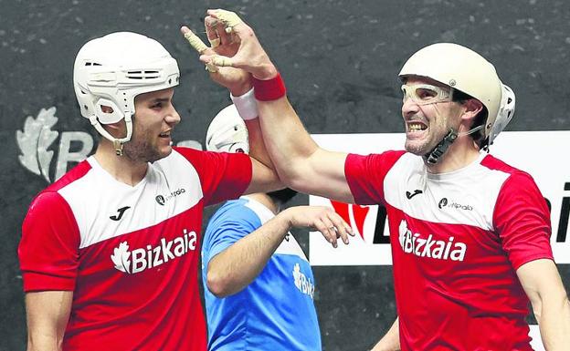 Del Río and Gaubeka congratulate each other after winning the txapela. 