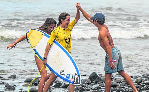 La surfista vizcaína Carmen Garay roza el 'top 10' en el Mundial junior