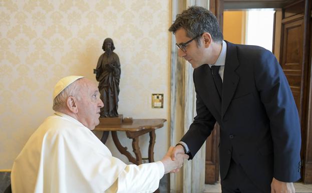 Bolaños, tras reunirse con el Papa: «Le veo en forma para seguir»