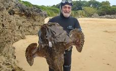 Un vizcaíno pesca un rape de 30 kilos en Isla: «Era impresionante, nunca había visto uno igual»