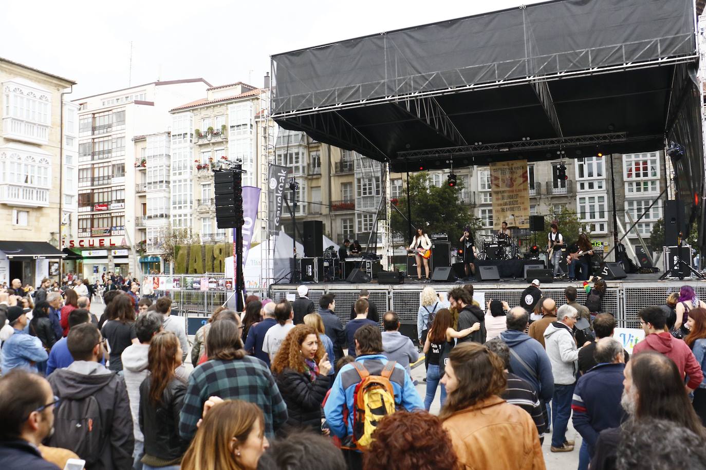 La plaza de la Virgen Blanca se suma al Osteguna Rock con tres conciertos gratuitos