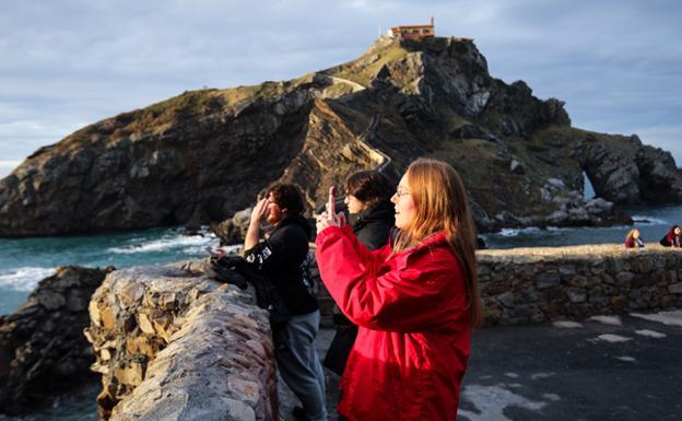 Bermeo prioriza a sus vecinos la visita a Gaztelugatxe el día de San Juan