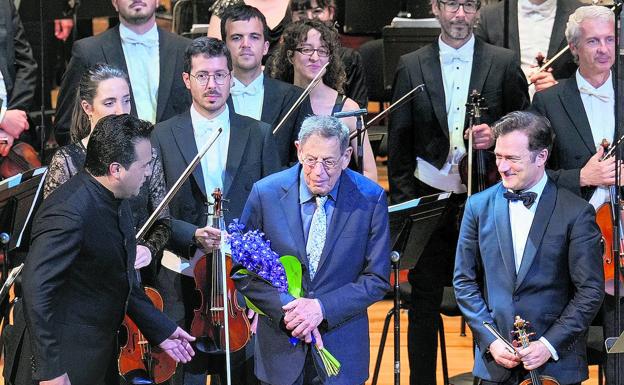 Una ovación a Philip Glass abre en Bilbao el homenaje a los talentos de la ciencia y el arte
