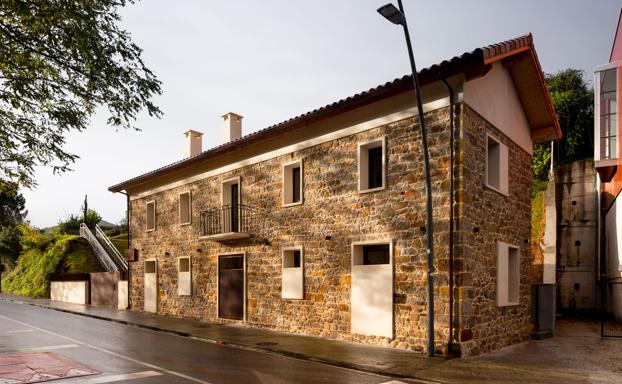 Un edificio en ruinas de 1945 convertido en casa rural con encanto en Bakio