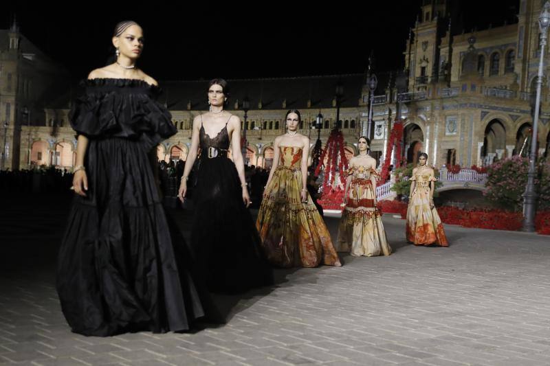 Desfile histórico de Dior en Sevilla