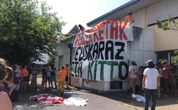 Seaskak okupazioaren bidetik jarraituko du «Frantziako Hezkuntza ministroarekin hitzordua adostu arte»