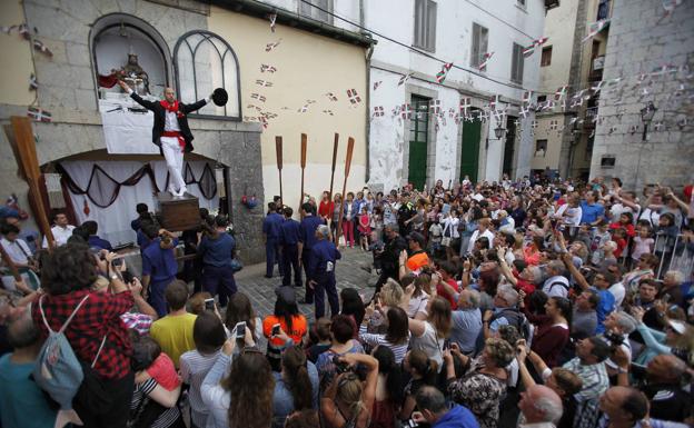 El dantzari Asier Uskola ha sido el encargado de interpretar la Kaxarranka durante los últimos años./