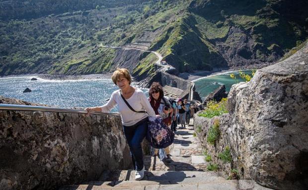 Nueve visitantes sufren un golpe de calor en San Juan de Gaztelugatxe