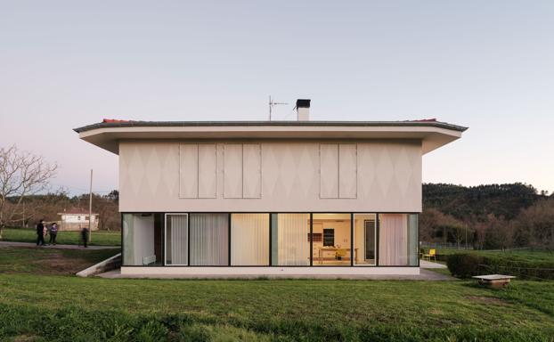 La casa agrícola de una familia en Loiu convertida en dos viviendas para un matrimonio y su hija