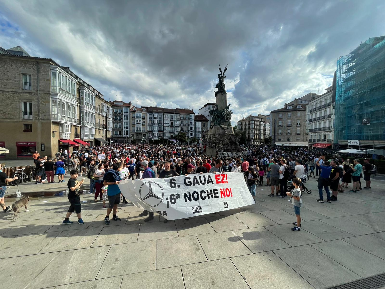 Instituciones y empresarios urgen un pacto en Mercedes Vitoria tras una huelga histórica