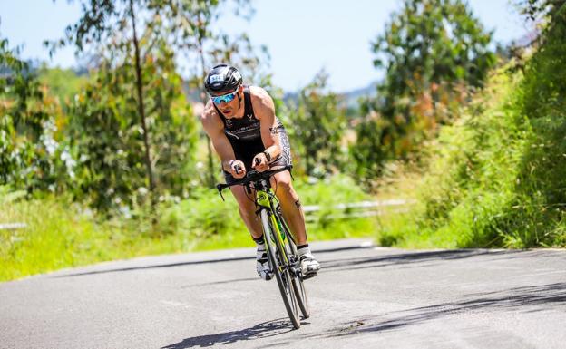 Rául Pérez triatletak bat egingo du 'La Cuadri del Hospi' guraso elkartearekin