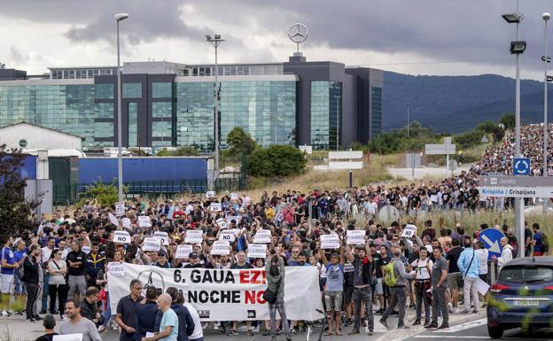 Huelga en Mercedes el mismo día que Urkullu viaja a Alemania para garantizar la inversión