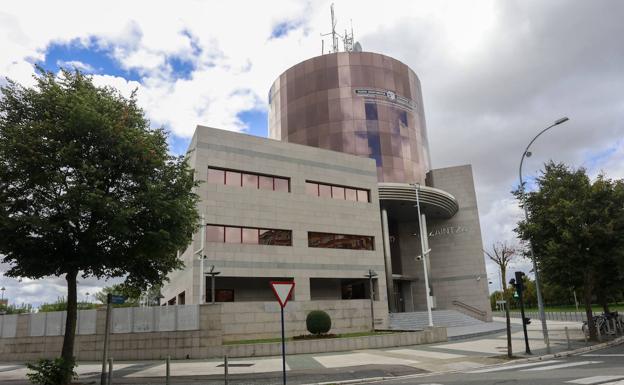 Hallan 620 gramos de marihuana en su coche tras pararle en Vitoria por circular con las luces de marcha atrás
