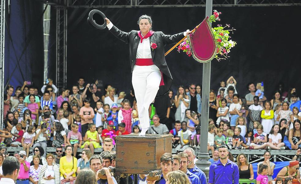 Una mujer baila por primera vez la 'Kaxarranka' en Lekeitio: «He flipado con el apoyo del pueblo»