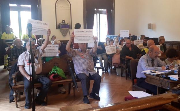 Jubilados de Romo interrumpen el pleno para mostrar su oposición al centro intergeneracional