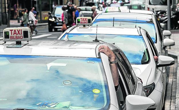 Los taxistas de Bilbao deberán atender avisos a través de una 'app' municipal