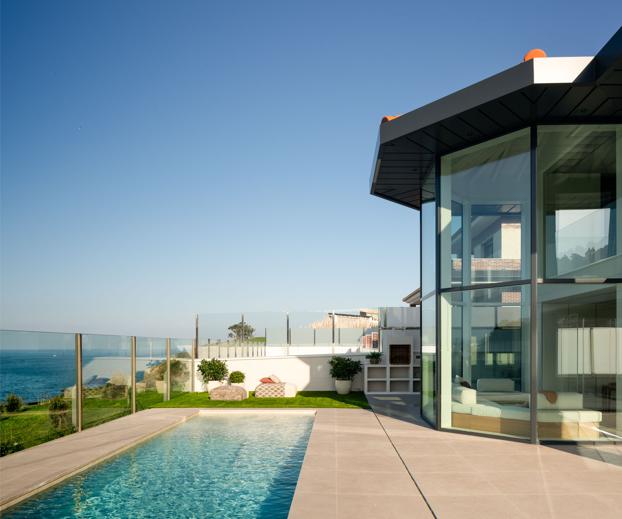 Un chalet viejo y oscuro convertido en casa de diseño a los pies del Cantábrico