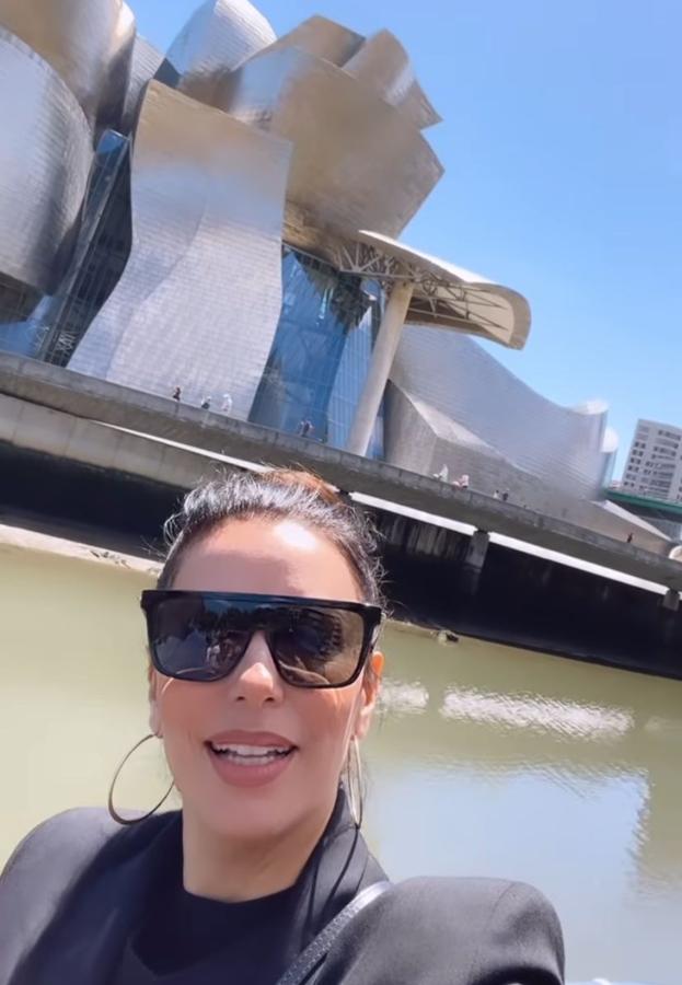 Eva Longoria disfruta de Bilbao con un paseo en barco por la ría