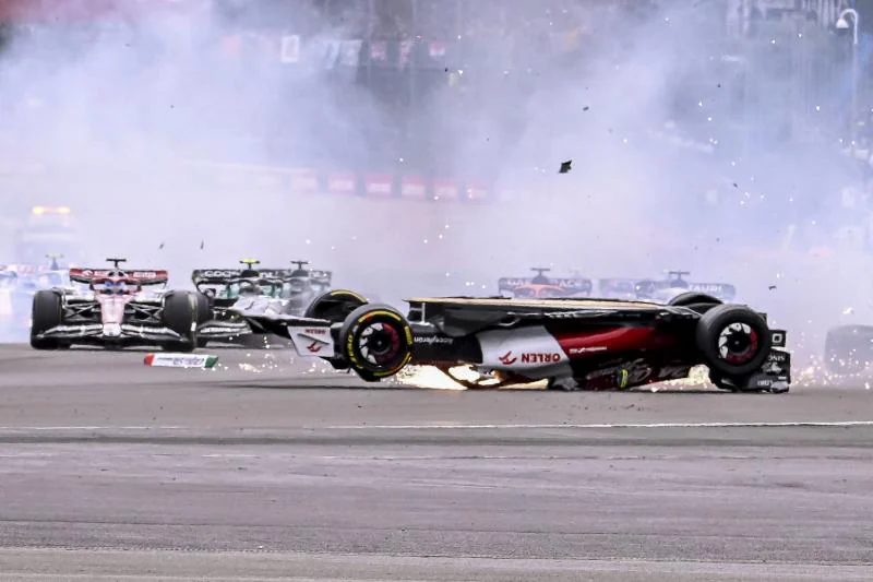 Las imágenes del terrible accidente de Zhou en Silverstone