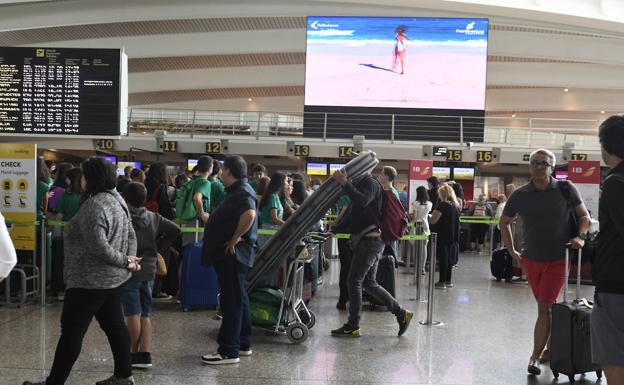 Gran ajetreo en el aeropuerto de Loiu entre quienes vuelven del puente y los que inician sus vacaciones