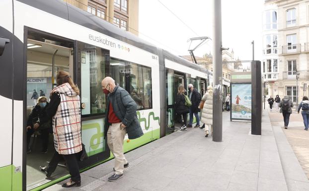 Las instituciones vascas aplicarán el descuento máximo del 50% en el transporte público