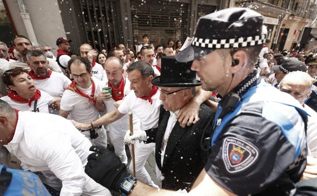 Radicales abertzales agreden al alcalde y ediles de Pamplona y dejan tres policías heridos