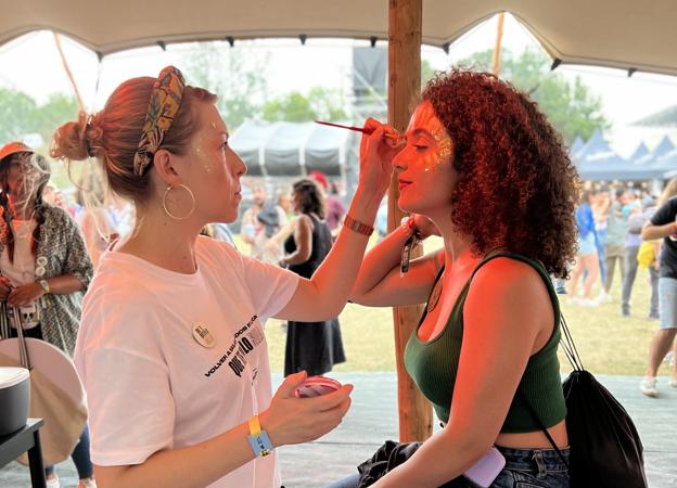 Elisa, la maquilladora bilbaína por la que cientos de festivaleros hicieron cola en el BBK Live