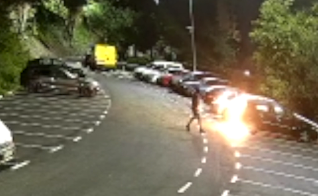 Un pirómano calcina dos coches en el barrio de La Peña