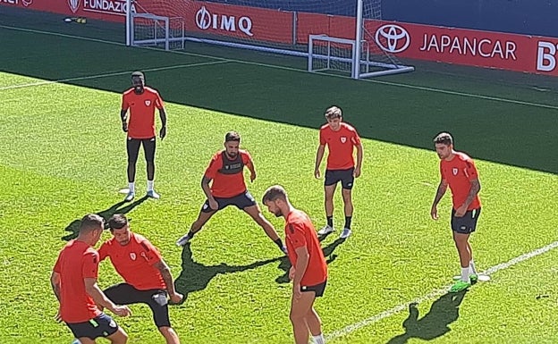 Unai Nuñez vuelve a entrenarse a la espera de aclarar su futuro