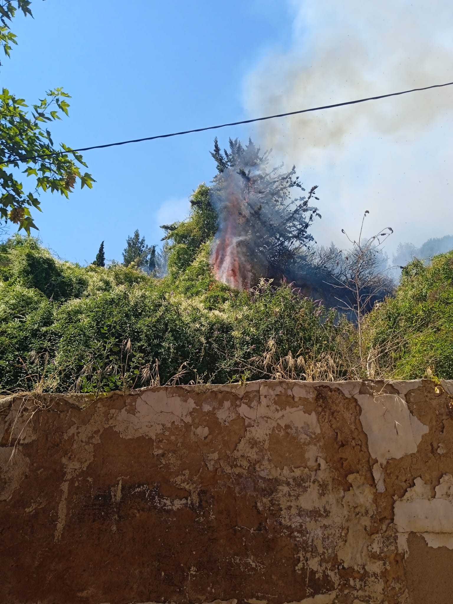 Un incendio obliga a desalojar tres viviendas en la calle Picota