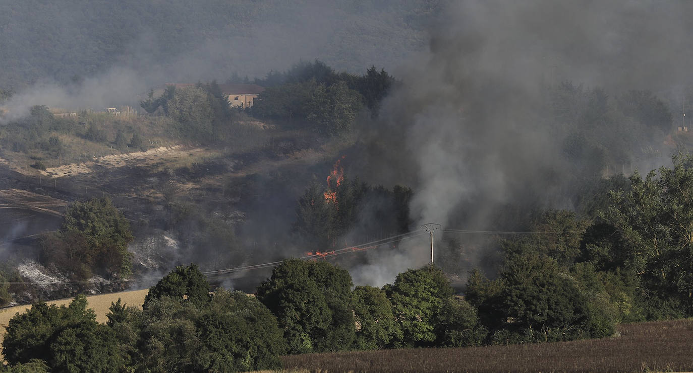 Un incendio provocado por una imprudencia obliga a desalojar tres viviendas en Mendiola