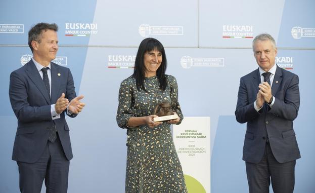 El lehendakari entrega el Premio Euskadi de Investigación a la exrectora de la UPV, Nekane Balluerka