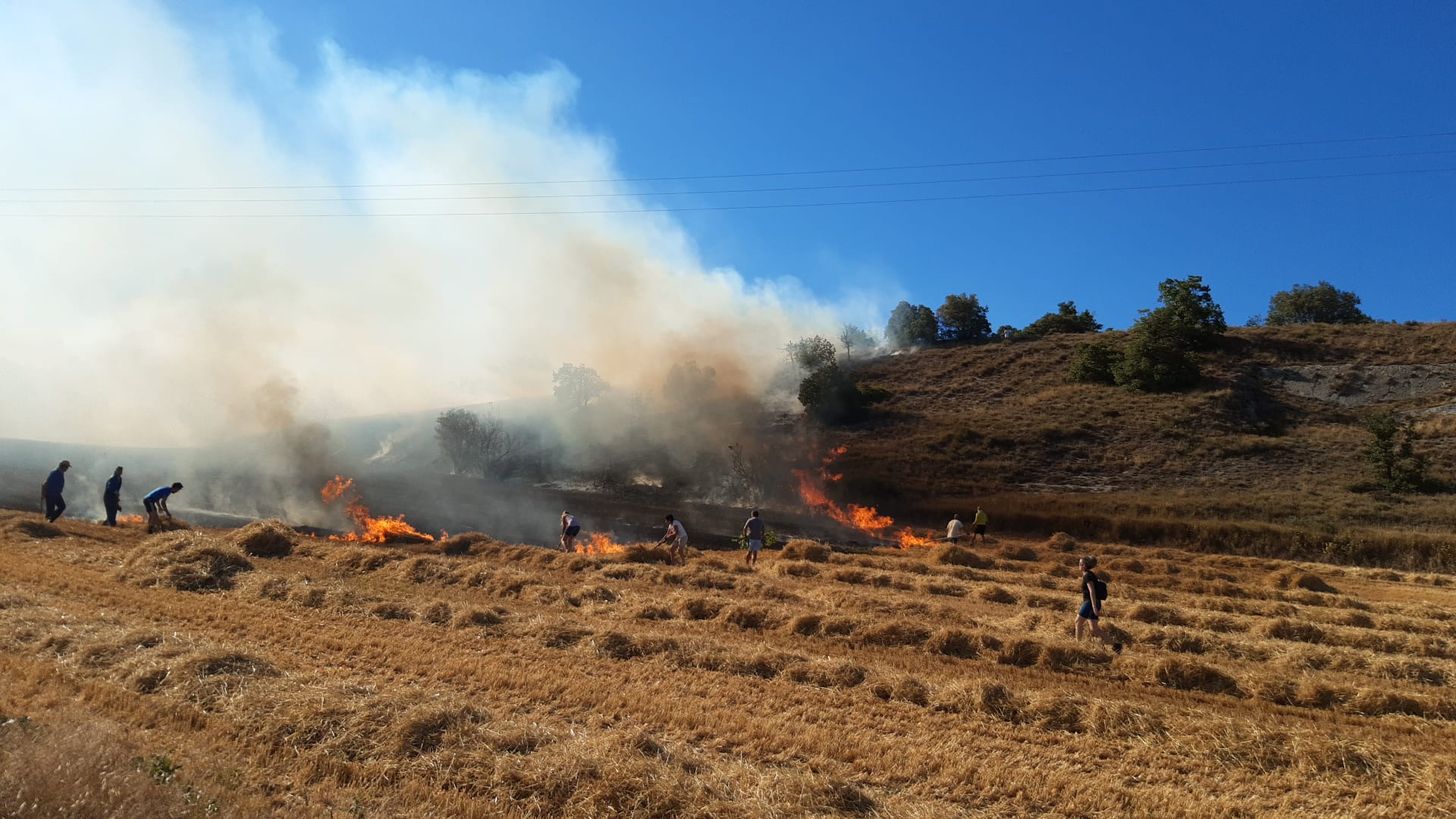 Los bomberos de Salvatierra sofocan el fuego en Etura