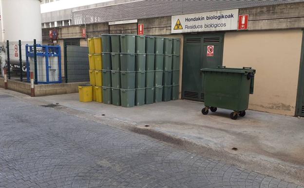 Residuos biológicos del HUA Santiago en una calle de Vitoria y en plena ola de calor