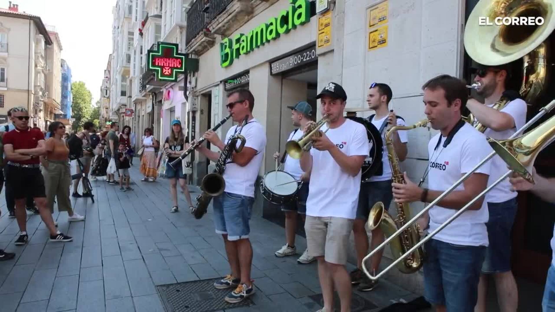 La Iruña Brass Band anima el centro de Vitoria
