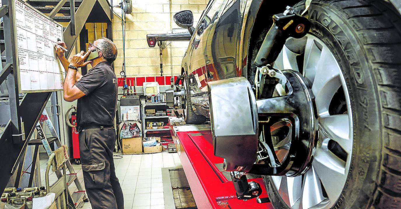 Los talleres de coches de Álava dan cita para septiembre por la avalancha de revisiones de verano