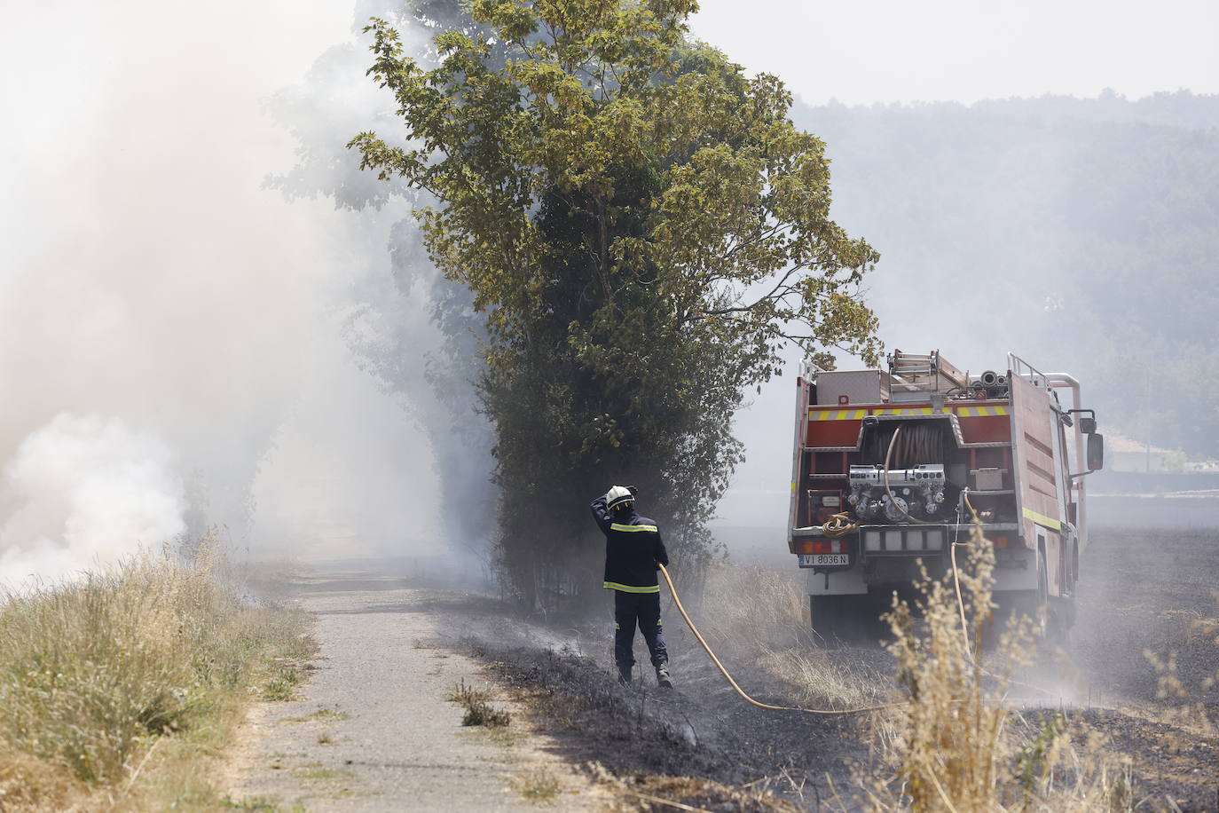 Los bomberos logran controlar los incendios de Argandoña y Ribera Alta
