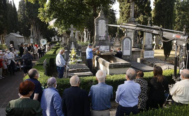 Iñaki Añúa recibe sepultura en el cementerio de Santa Isabel al estilo de Nueva Orleans