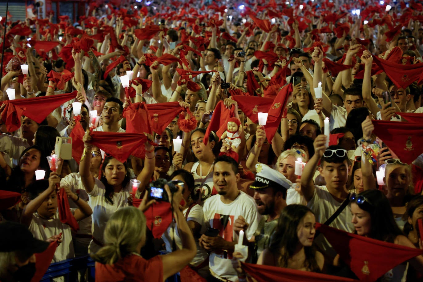 Pamplona despide los Sanfermines entonando el 'Pobre de mí'