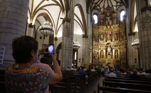 El retablo de la iglesia de San Miguel ya luce su nueva cara