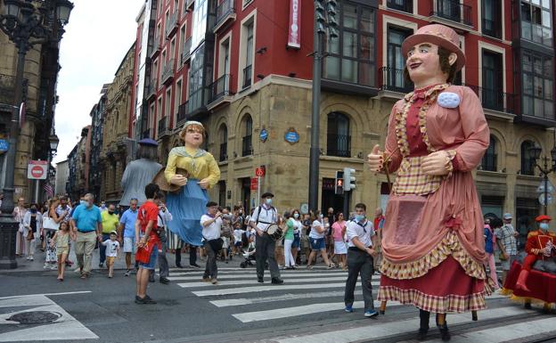 Los gigantes y cabezudos regresan por la Aste Nagusia