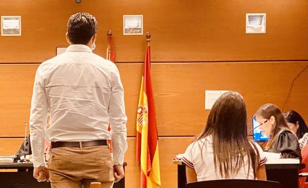 Juzgan a dos miembros de una banda que falsificó 200 tarjetas de crédito por toda España y las usó en Vitoria