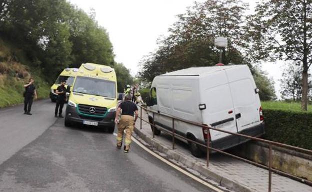 Una furgoneta arrolla a una pareja tras quedarse sin frenos en una calle de Lasarte-Oria