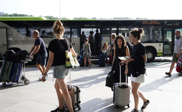 Bizkaibus une Bilbao y el aeropuerto desde las 5 de la mañana hasta las diez de la noche con frecuencias de 15 minutos